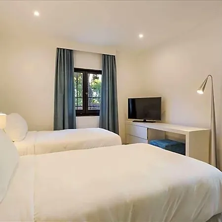 Villa Roja- Pe Sleeps 10 With Pool Air Con And Wifi Olhos de Agua (Albufeira)